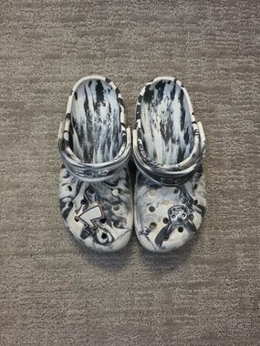 Kids Black & White Marbled Clog Shoes - Crocs